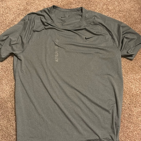Nike Dri-Fit Trainjng shirt - Picture 1 of 3